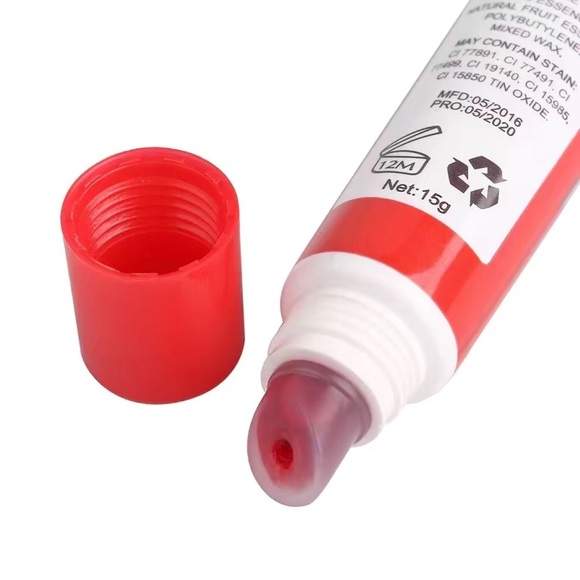 Romantic Bear WOW lip tint in the shade cherry red - Picture 2 of 4